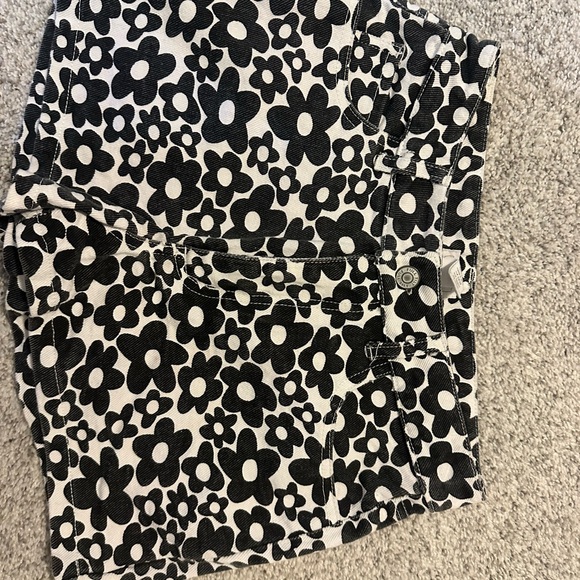 Flowered Jean shorts black and white, size 24, barley worn - Picture 3 of 4